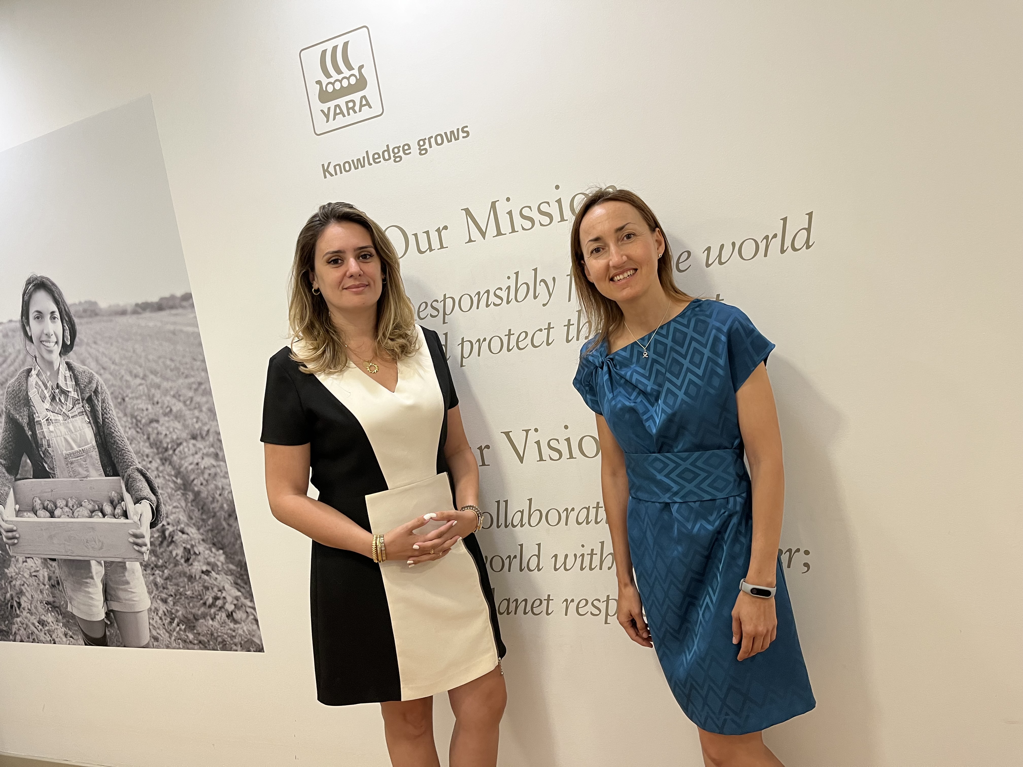 Bouchra Nakara y Elena Montero